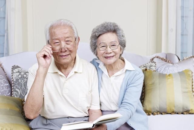 老人|孙子结婚,爷爷拒绝出彩礼钱,是老人自私还是子女过分?