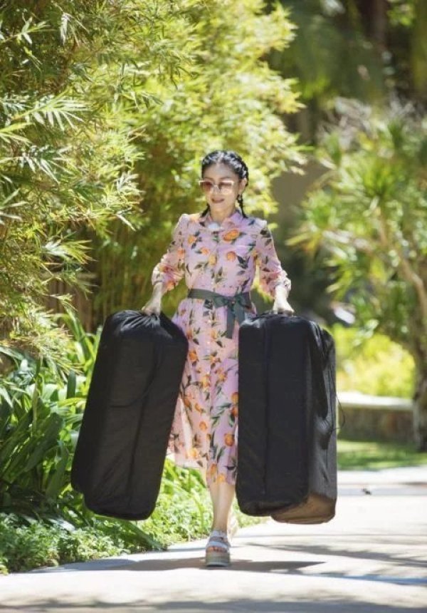  粉色|胡可穿粉色印花裙配蝎子辫，亮相《妻子4》，化身“大力美少女”