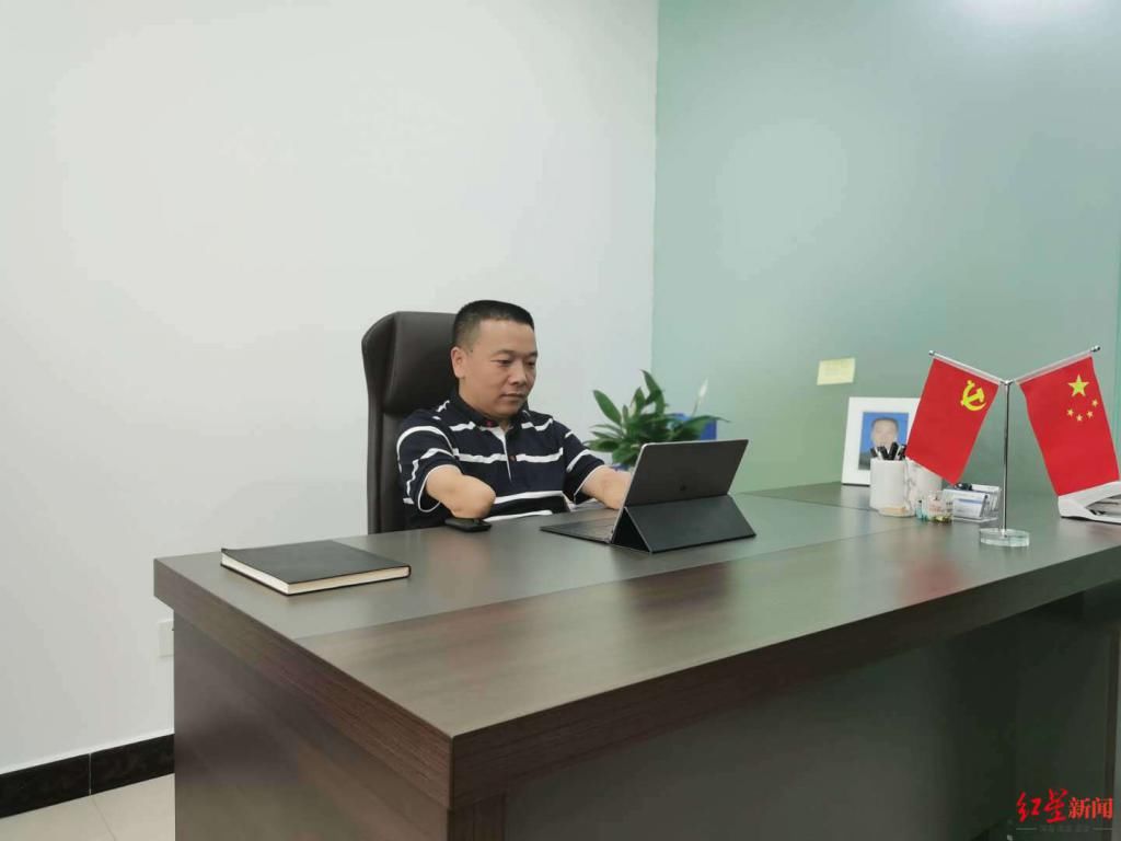  励志|励志！苦读十年双肘夹笔通过司考“无手”律师开律所：想帮助更多的人