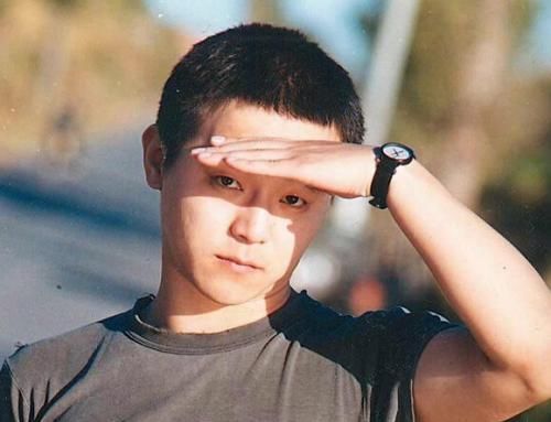  罕见|49岁窦唯罕见现身餐厅大变样, 头已半秃戴老花镜, 孤独等上菜