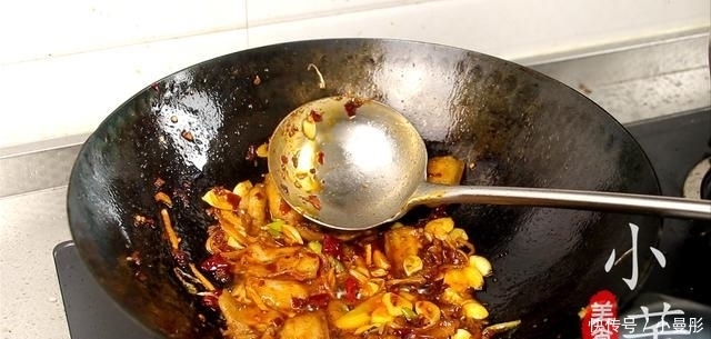  干锅|干锅土豆片家常做法，脆嫩鲜香，香辣可口，学会再也不用去饭店了