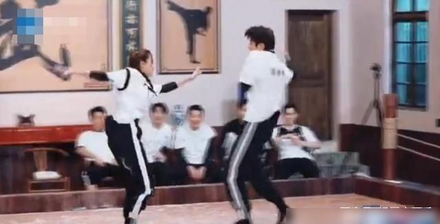  老人|两个《奔跑吧》年轻人“残忍欺负”一个老人