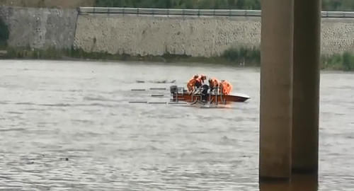  钓鱼|上游水电站突然开闸放水河水上涨，钓鱼老人被困河中