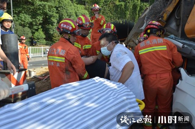  抢救|惊险！丽水一工程车侧翻压扁轿车，2人脱险，1人仍在抢救