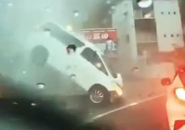  记录|日本一居民行车记录仪记录到不常见一幕：蓄水池盖弹飞小汽车