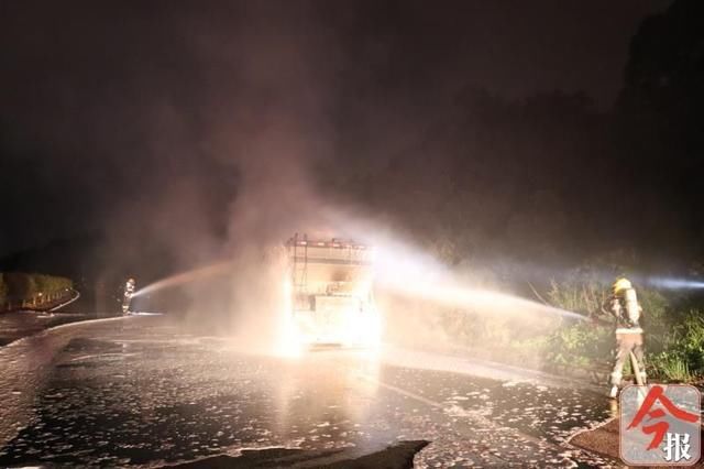  车上|北环高速上特种作业车突起大火，车上沥青也烧起来了