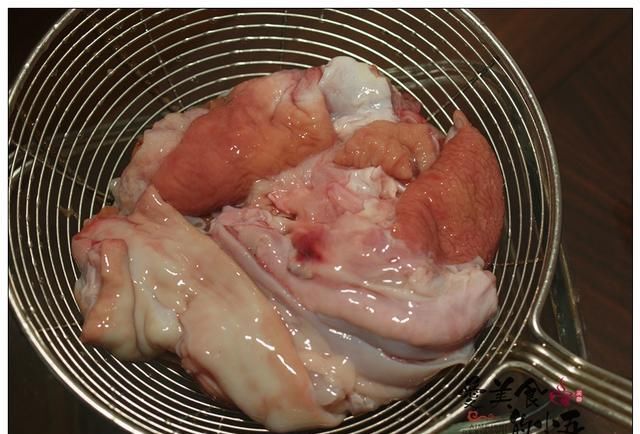  浸泡|新鲜的鱼肚与鱼肝，别人不要的食材，却是潮汕人煮汤的上好食材