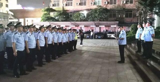 派出所|点赞！文地派出所连续两晚组织民警对文地的酒吧、宾馆、足浴等进行夜巡....