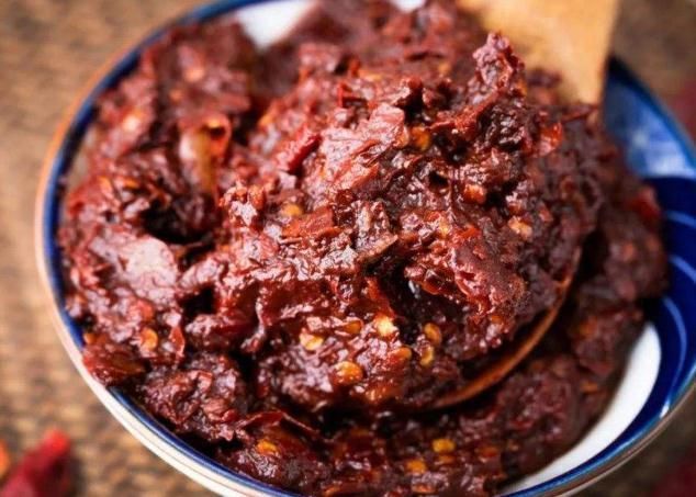  试试|豆瓣酱别再炒菜了，试试这种做法，不管拌啥都好吃