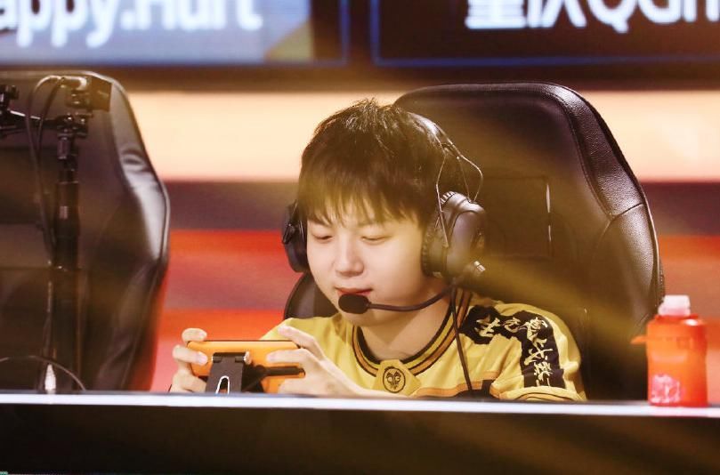  老实人|赛后采访“老实人”妖刀把QG老底透光，粉丝：下次还是让Fly上吧