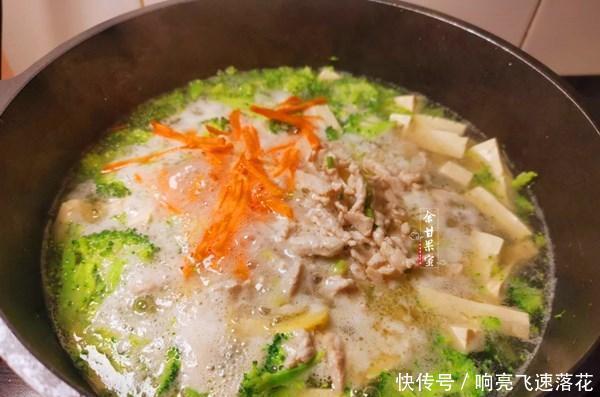 虾仁|女儿常点这道菜,简单烧一烧上桌,食材丰富多样,味道也鲜美