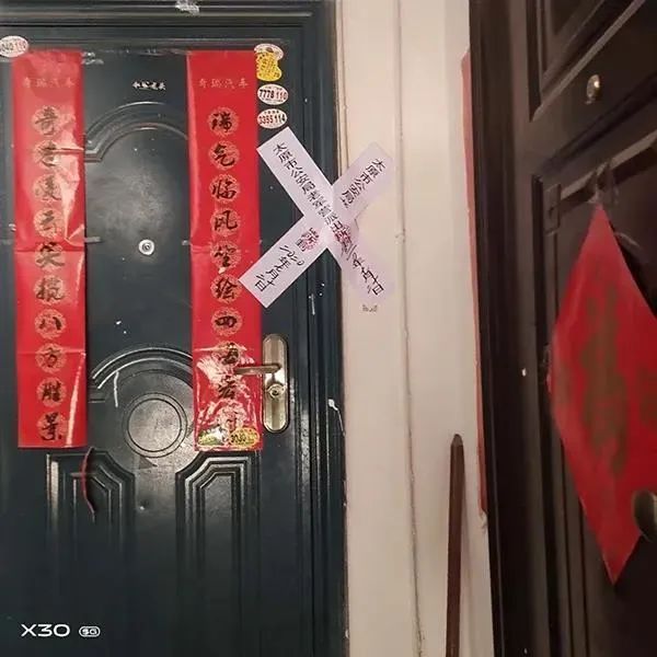  屋内|女租客屋内现偷拍摄像头，警方已传唤涉事房东