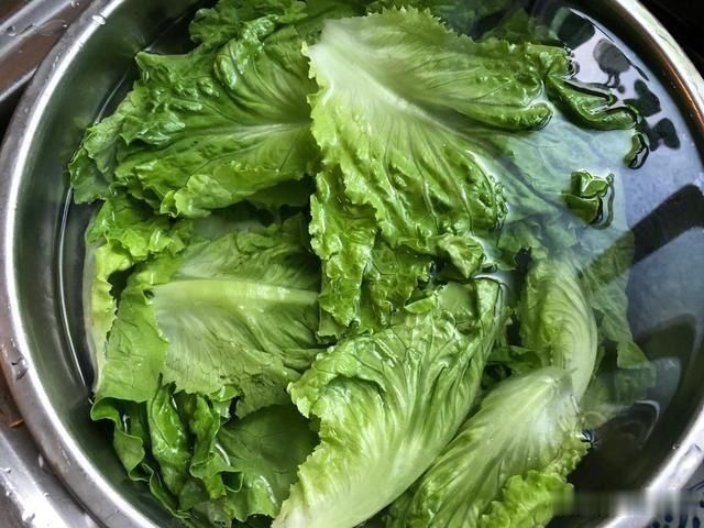 翠绿|生菜这么做翠绿爽脆，苦味减少鲜香加倍，十分钟上桌，一盘不够分