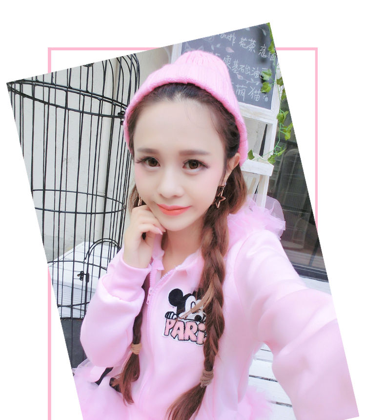  可爱|美女街拍：甜美可爱少女卡通亮片木耳边连帽长袖松紧腰修身连衣裙