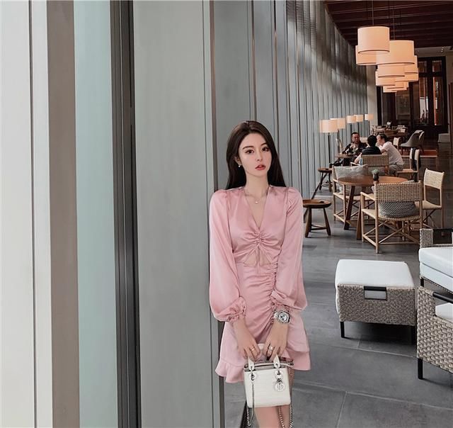  大变身|如何穿出女神模样？一组穿搭让你“大变身”，简单易学有女人味