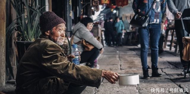 好心|老人清晨跪地乞讨，一好心姑娘送了袋吃的，她转身将其丢进垃圾桶