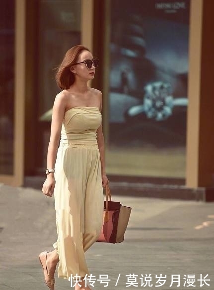 气质|街拍:穿着浅色裙的气质小姐姐,干练有气场,美丽动人