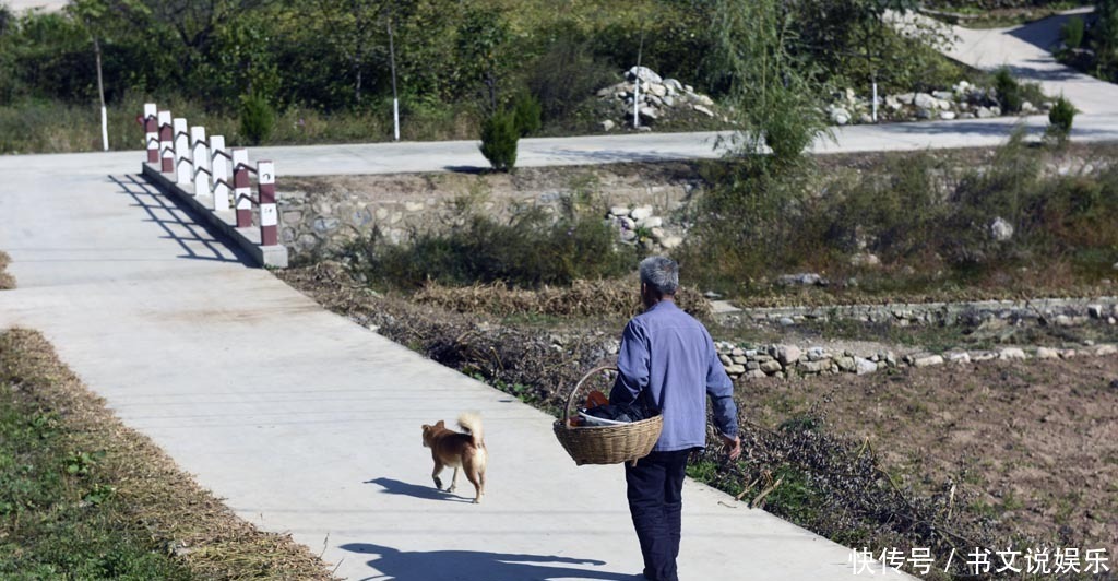 山里|秦岭山里63岁老人河里洗衣服、路边打豆子,老伴为啥不干活