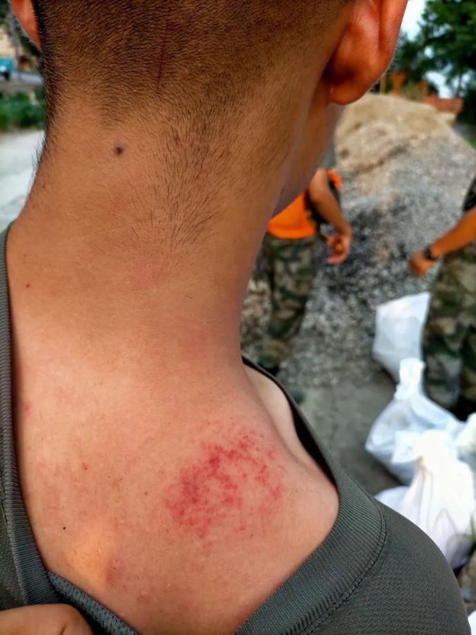  勇士|这，就是抗洪勇士们的肩膀，坚如铁、硬如钢！