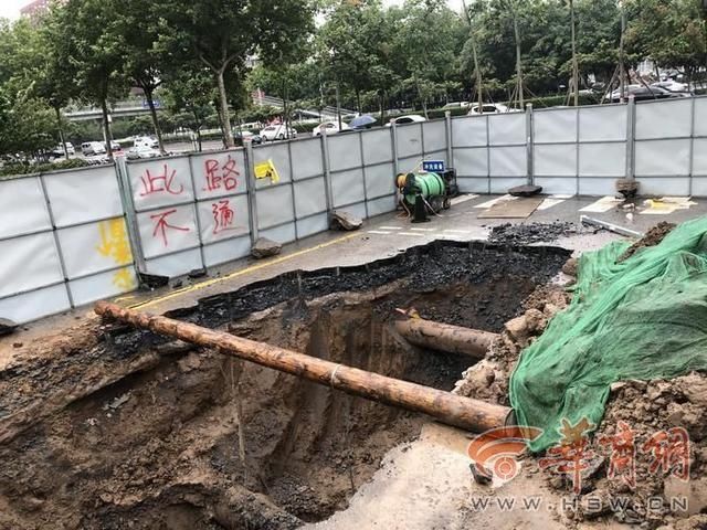  西安|车辆行驶途中西安贞观路路面突然塌了 车辆越陷越深司机紧急跳窗