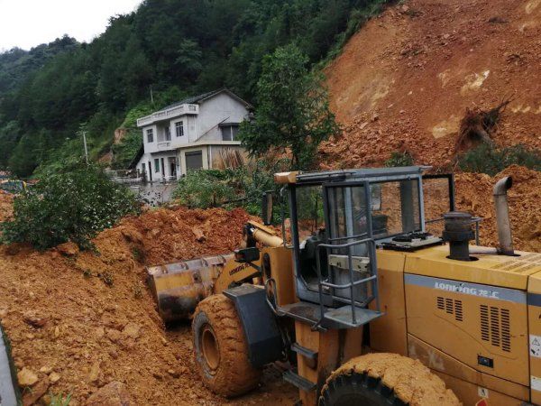 益阳|益阳安化县公路部门积极抢通塌方路段