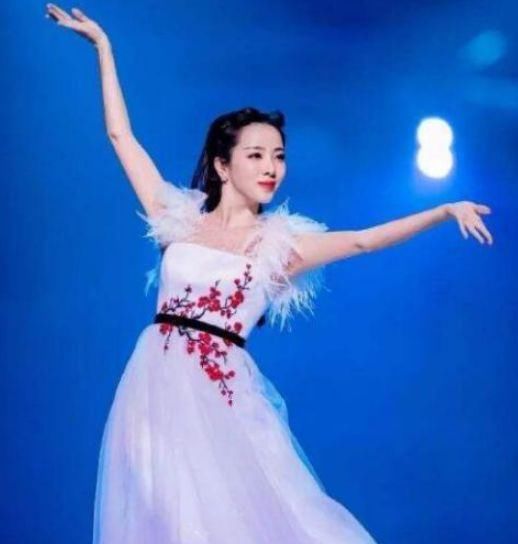  嘲笑|她是央视最美主持人，春晚上主持失误被嘲笑，事业巅峰连生俩娃！