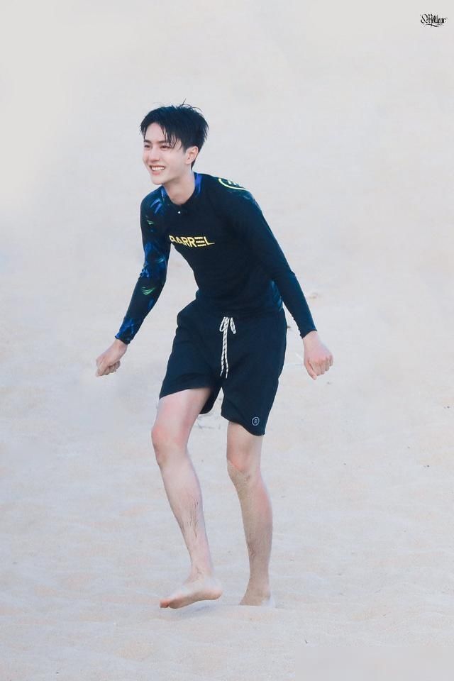  表情包|王一博造型引热议，新裤子设计好怪，想帮耶啵提裤子的每一天