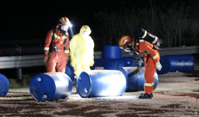  现场|急！有毒化工原料泄漏！