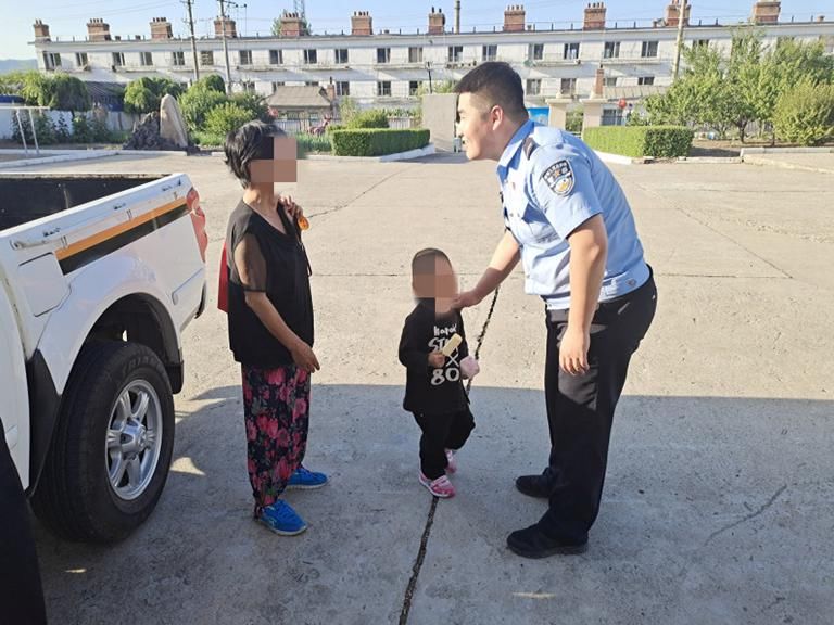  超赞|【龙井新闻】超赞！民警化身超级奶爸，细心照顾走失男童