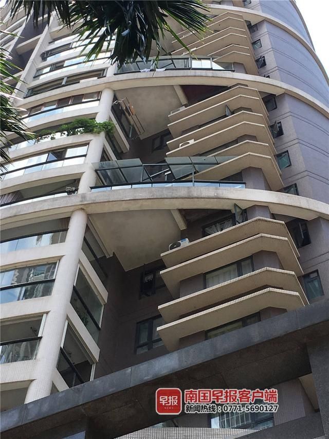  肇事者|南宁一小区天降麻将砸穿阳台玻璃！肇事者仍未找到