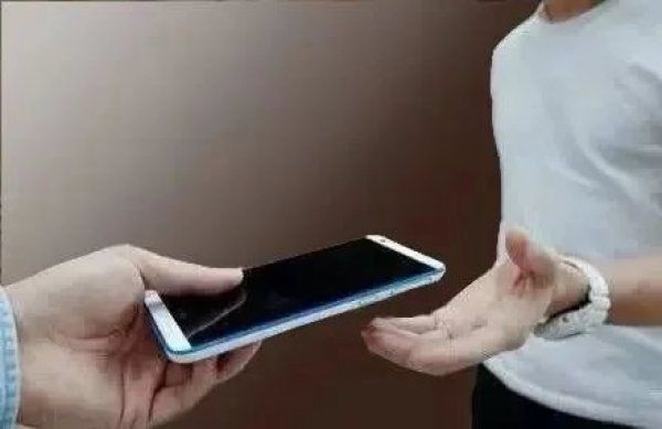 小伙|给人指路后,奔驰车司机提出要捎热心小伙一程,,没想到……小伙直呼后悔