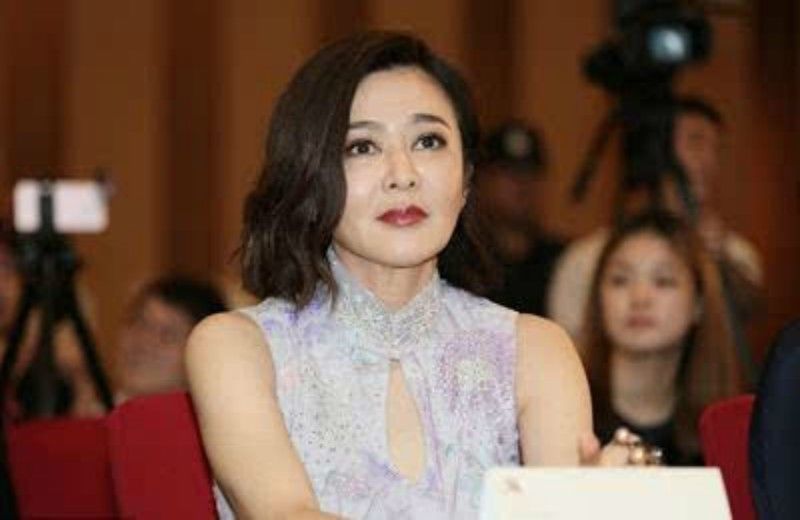  美人|关之琳重新出现公众面前，妆容精致略显老态，与当年相差甚远