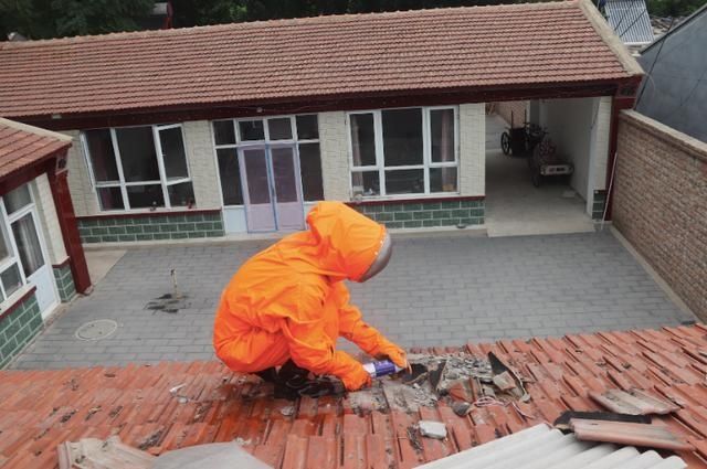  现场|请问消防清马蜂窝收费吗？消防员：不收费！抓蝙蝠也不收费