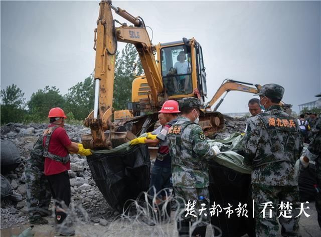  空投|世界在役最大直升机米26飞抵阳新，“空中巨无霸”空投石料堵溃口