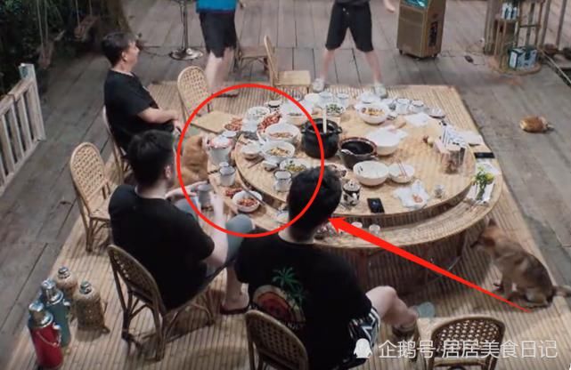  小龙虾|《向往4》黄磊小龙虾被嫌弃？看清桌上的虾壳后，网友：装不了！