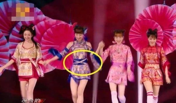  不少观众|有种“心机”叫蓝盈莹, 别人扇子都粘在腰上, 她却偏偏与众不同