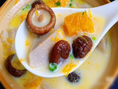 好看|芋头新做法：鲜奶芋头南瓜香菇煲，汤鲜味美有营养，好看又好喝