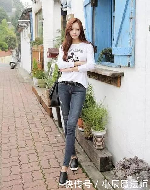 气质|美女穿搭：时尚又显清纯气质，简约修身的牛仔裤，显得婉约又别致