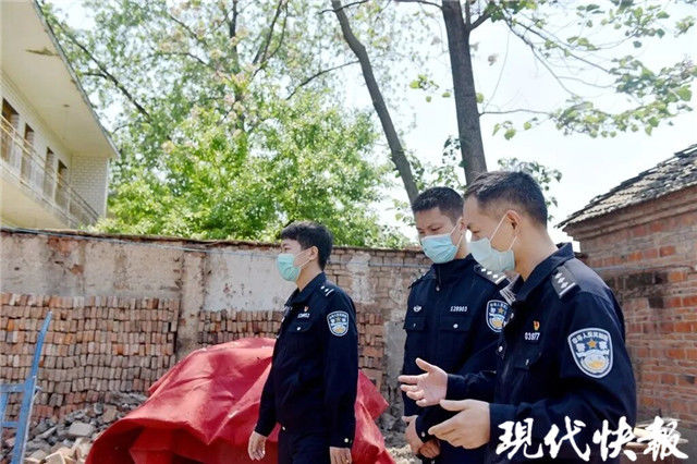  持刀|玩游戏机输了钱持刀抢劫女老板，遇反抗男子连刺数刀杀人