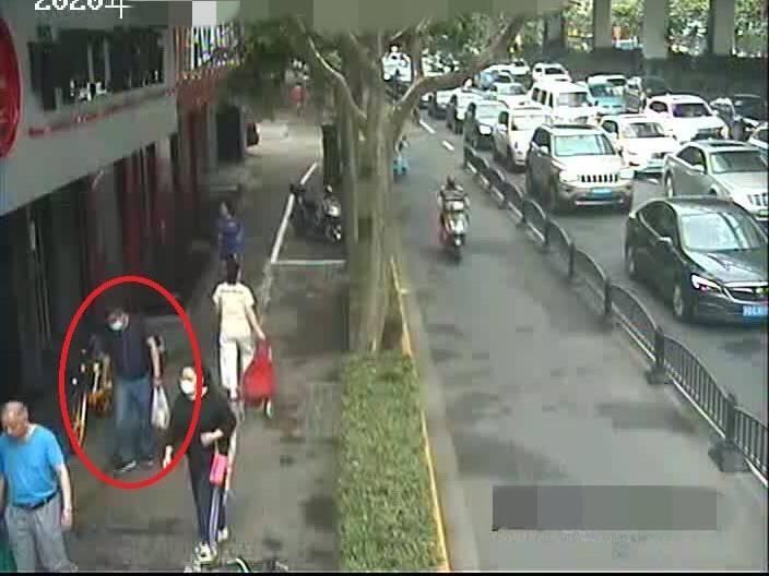 警察|出门买菜,他顺手“牵”了台手机!人刚到家警察就上门了……