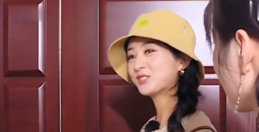  素养|《中餐厅》赵丽颖意外触发铃声，下意识说了三个字，这素养绝了