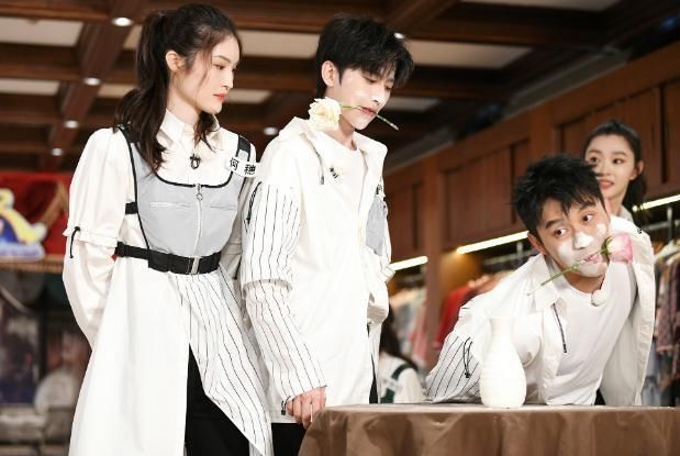  心机|跑男嘉宾接受水枪惩罚，其他人选择护头，张天爱的做法被吐槽心机