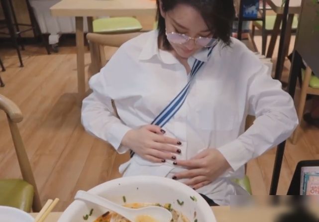 吃饭|张馨予深夜觅食,直接用盆吃饭,摄影师都忍不住吐槽:吃的比我都多