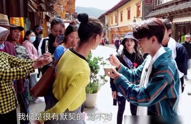  很酸|《极挑》任嘉伦喂路人酸奶，还要说不酸，小编“很酸”，你们呢？