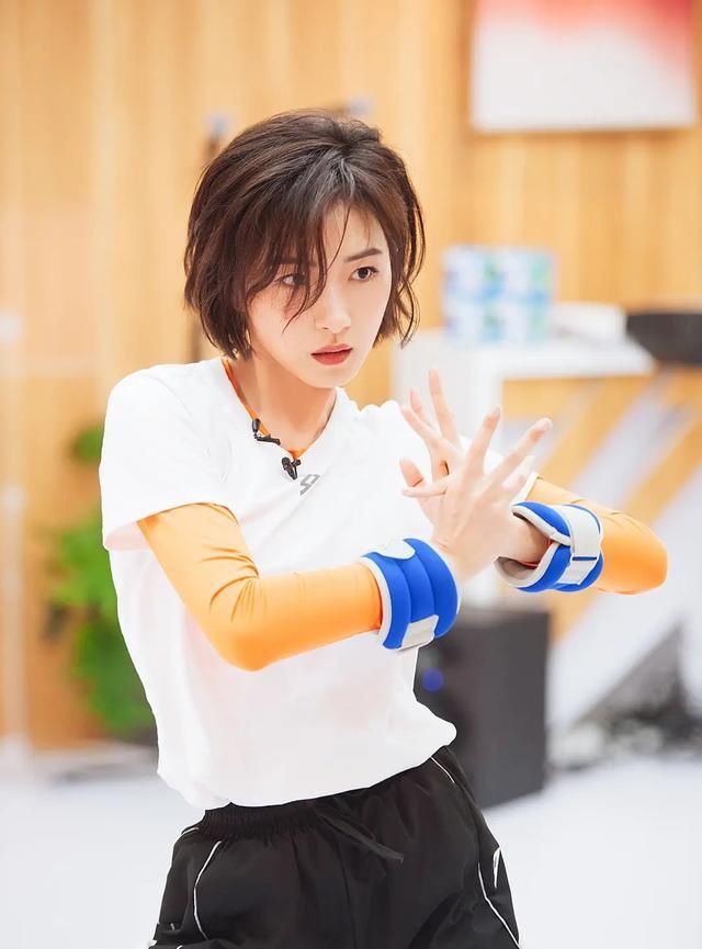  姐姐|《乘风破浪的姐姐》这个节目是怎么让你觉得万茜原来就很红的