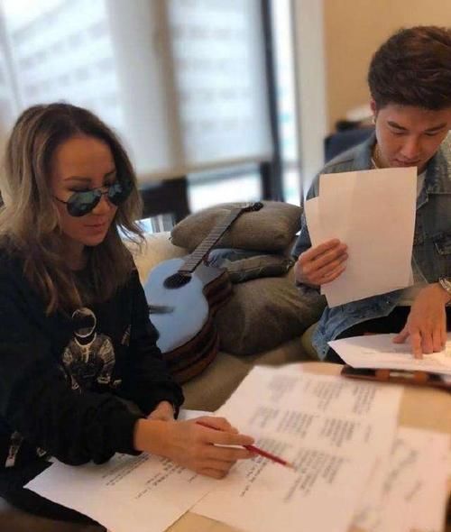  油腻|难以想象李玟的素颜，皮肤黢黑还很油腻，说她55岁都可能有人信！