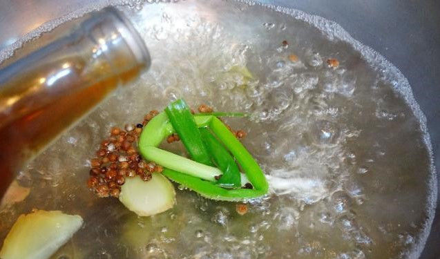 下锅|水煮虾时,应该冷水下锅还是开水下锅?用错了水,难怪虾肉不鲜嫩