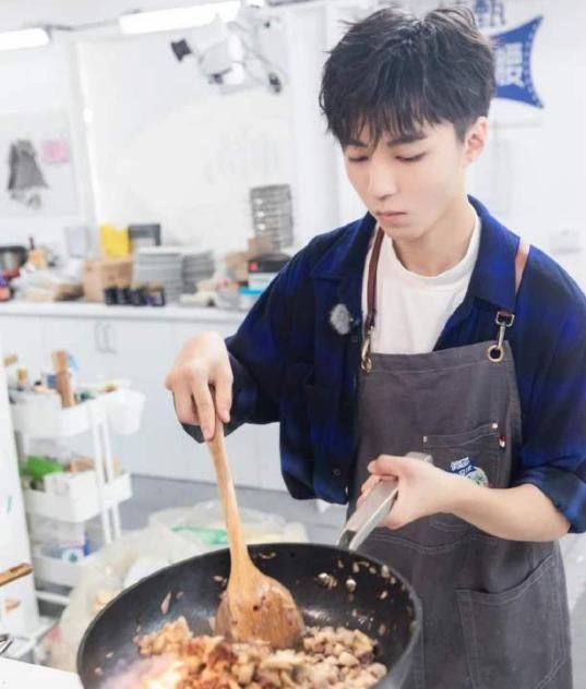  片酬|王俊凯录制《中餐厅4》片酬被扒出，得知金额后，知情人称是本人的要求