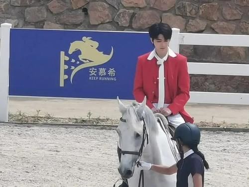  期待|孟美岐录制奔跑吧，将与蔡徐坤同框，期待两代选秀首位的同台