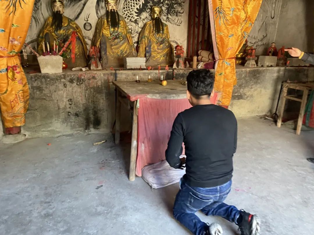 佛像|遂昌一男子在湖山盗窃“古董”，被抓后突然在佛像前下跪！